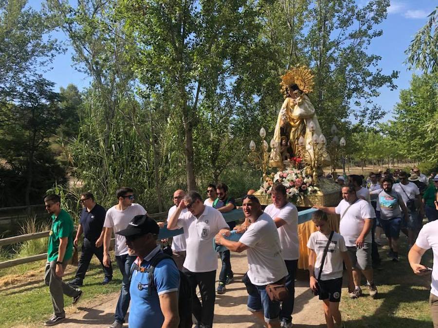 La imagen peregrina de la Virgen de los Desamparados visita este fin de semana la localidad valenciana de Llíria dentro de los actos previstos por la celebración del Año Santo Jubilar en honor a San Vicente Ferrer. El patrón de la ciudad de Valencia es también el patrón de la capital de Camp de Túria. La acogida a la imagen peregrina se vivió con especial emoción al portar la talla del santo valenciano al encuentro de la Geperudeta. El acto más emotivo de los previstos en el programa de festejos ha sido la visita de la Virgen de los Desamparados a la Ermita de San Vicente Ferrer, un paraje de especial devoción para los habitantes de Llíria.