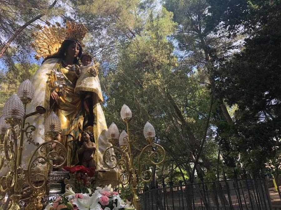 La imagen peregrina de la Virgen de los Desamparados visita este fin de semana la localidad valenciana de Llíria dentro de los actos previstos por la celebración del Año Santo Jubilar en honor a San Vicente Ferrer. El patrón de la ciudad de Valencia es también el patrón de la capital de Camp de Túria. La acogida a la imagen peregrina se vivió con especial emoción al portar la talla del santo valenciano al encuentro de la Geperudeta. El acto más emotivo de los previstos en el programa de festejos ha sido la visita de la Virgen de los Desamparados a la Ermita de San Vicente Ferrer, un paraje de especial devoción para los habitantes de Llíria.