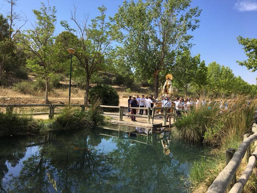 La imagen peregrina de la Virgen de los Desamparados visita este fin de semana la localidad valenciana de Llíria dentro de los actos previstos por la celebración del Año Santo Jubilar en honor a San Vicente Ferrer. El patrón de la ciudad de Valencia es también el patrón de la capital de Camp de Túria. La acogida a la imagen peregrina se vivió con especial emoción al portar la talla del santo valenciano al encuentro de la Geperudeta. El acto más emotivo de los previstos en el programa de festejos ha sido la visita de la Virgen de los Desamparados a la Ermita de San Vicente Ferrer, un paraje de especial devoción para los habitantes de Llíria.