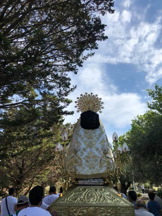 La imagen peregrina de la Virgen de los Desamparados visita este fin de semana la localidad valenciana de Llíria dentro de los actos previstos por la celebración del Año Santo Jubilar en honor a San Vicente Ferrer. El patrón de la ciudad de Valencia es también el patrón de la capital de Camp de Túria. La acogida a la imagen peregrina se vivió con especial emoción al portar la talla del santo valenciano al encuentro de la Geperudeta. El acto más emotivo de los previstos en el programa de festejos ha sido la visita de la Virgen de los Desamparados a la Ermita de San Vicente Ferrer, un paraje de especial devoción para los habitantes de Llíria.