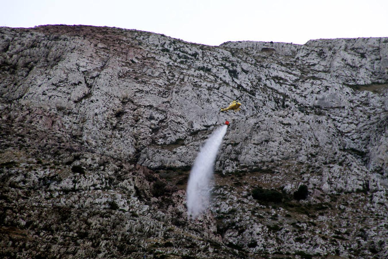 El incendio decretado el domingo en el paraje protegido del Montgó, entre los límites de Dénia y Xàbia, ha arrasado seis hectáreas. Un helicoptero y varias dotaciones de bomberos siguen refrescando la zona. 