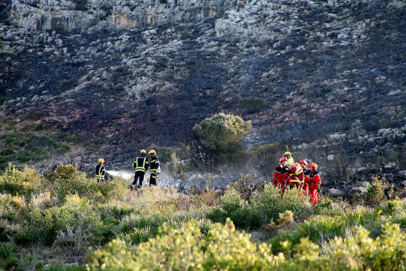 El incendio decretado el domingo en el paraje protegido del Montgó, entre los límites de Dénia y Xàbia, ha arrasado seis hectáreas. Un helicoptero y varias dotaciones de bomberos siguen refrescando la zona. 