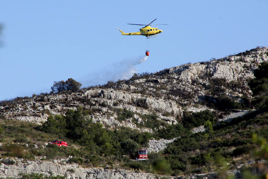 El incendio decretado el domingo en el paraje protegido del Montgó, entre los límites de Dénia y Xàbia, ha arrasado seis hectáreas. Un helicoptero y varias dotaciones de bomberos siguen refrescando la zona. 