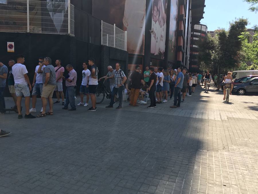 Fotos: Fotos de las colas en Mestalla para cambiar de ubicación los abonos