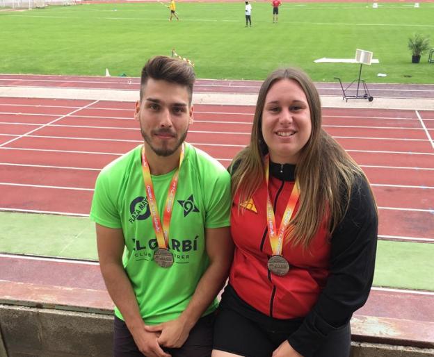 Los atletas Daniel Mayor y Judit Prats con las medallas. 