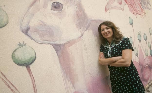 Irene Moscardó, junto a uno de sus adorados grafitis.