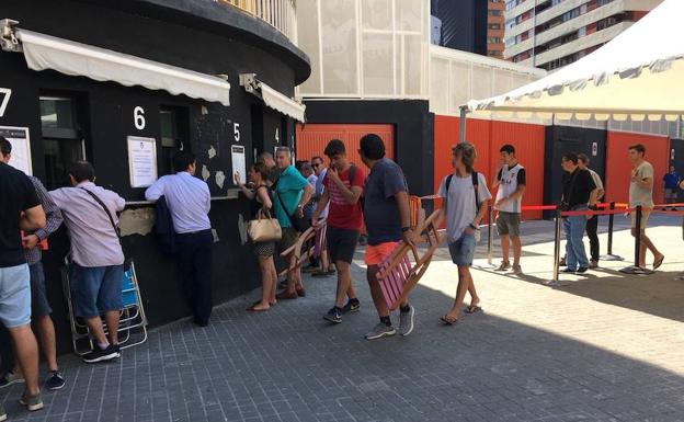 La gente ha hecho cola en Mestalla con sillas, hamacas y sombrillas. 