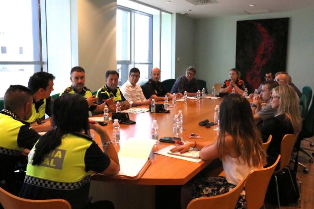 Todos los representantes, durante la reunión. 