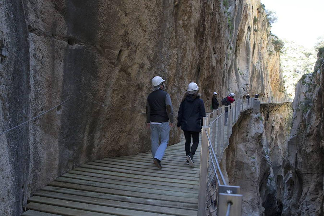 «Ya no hay sobresaltos como antaño, cuando, pese a estar prohibido, algunos se atrevían a pasar como funámbulos por vigas desvencijadas y a sortear agujeros en el viejo asfalto, pero si lo que buscas es un pico de adrenalina sin tener que jugarte la vida, aquí lo vas a encontrar», aclara el periodista Luis Carballo. 