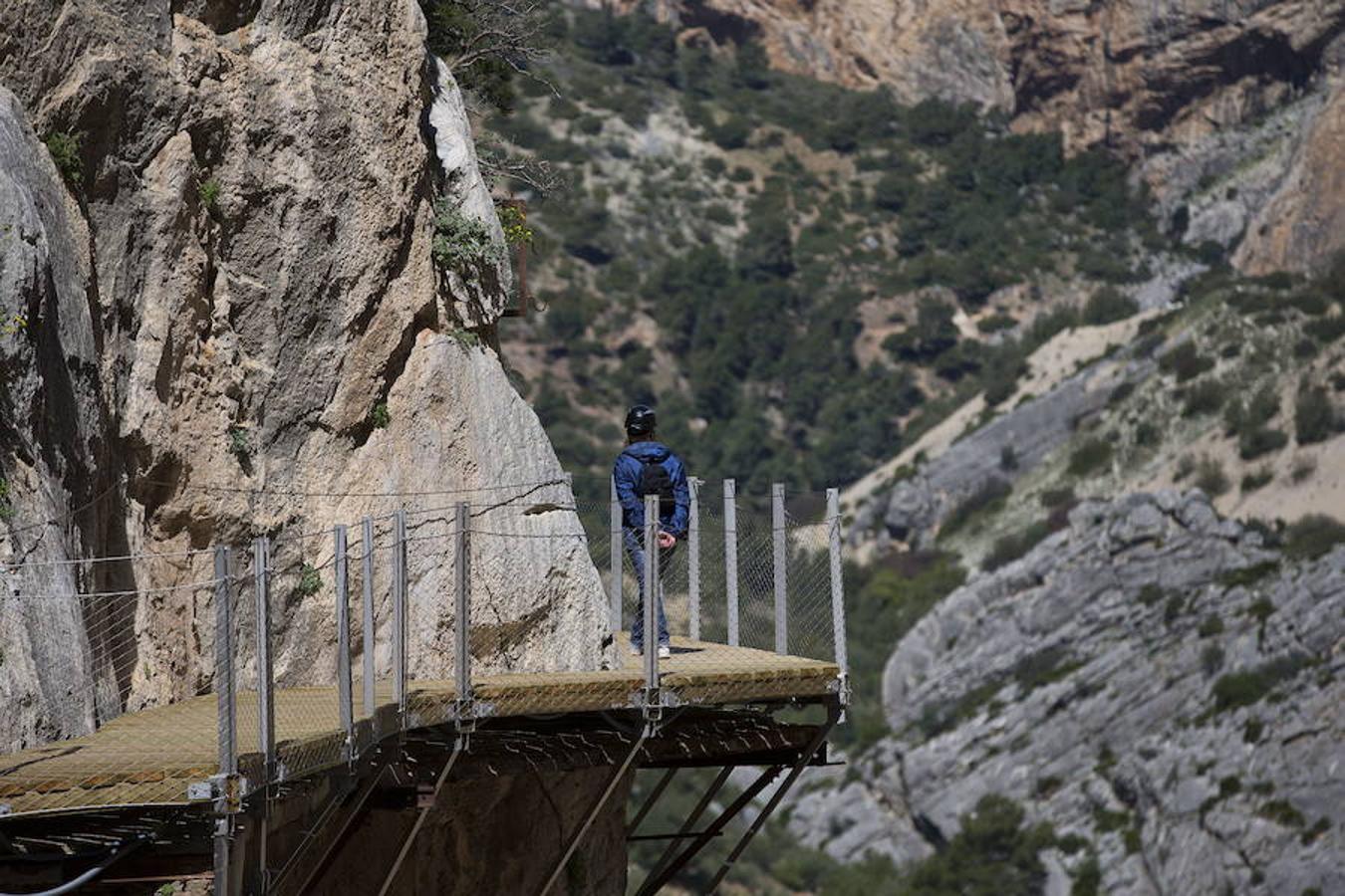 El origen del Caminito del Rey se remonta a 1901, cuando se habilitó una pasarela (‘Camino de los Balconcillos’) para facilitar el desplazamiento de los operarios que trabajaban en la Sociedad Hidroeléctrica del Chorro. Su nombre actual lo tomó tras la visita que en 1921 realizó el rey Alfonso XIII a la zona para inaugurar la presa del Conde de Guadalhorce.