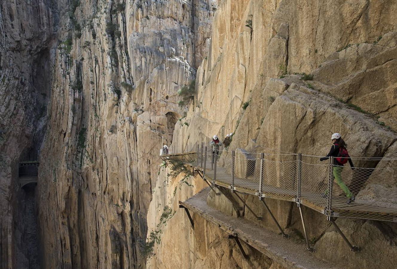 Esperó hasta llegar al emblemático puente colgante. «Le pregunté en varias ocasiones que si se encontraba bien, porque estuvo muy callado en todo el recorrido. Pensé que estaba asustado, pero, en realidad, estaba nervioso por lo que se disponía a hacer». María relata que el «momentazo» llegó a la mitad del puente cuando vio a su pareja arrodillarse y sacar un anillo. 