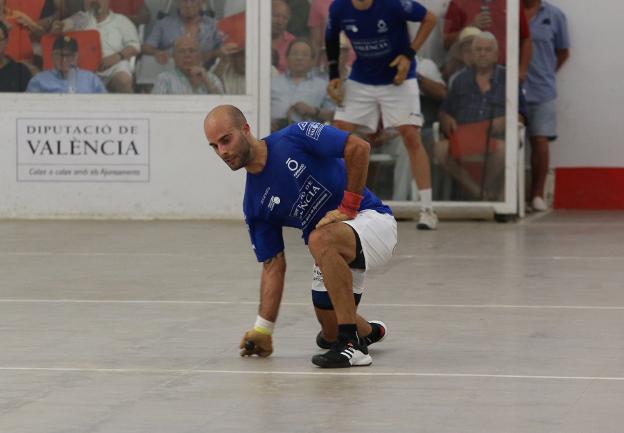 Brisca raspa con seguridad una pelota desde el dau. 