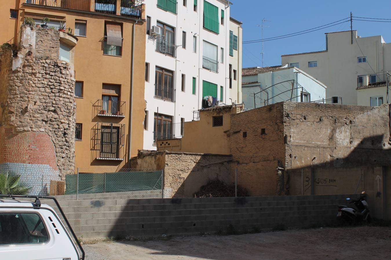 Exterior. El taller, junto a uno de los torreonesislámicos.