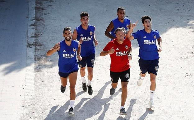 Varios futbolistas del Valenica CF, corriendo por el cauce. 