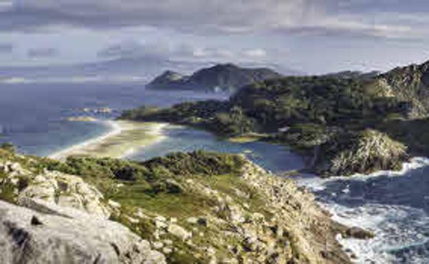 Las islas de Monteagudo y O Faro están conectadas por la playa Rodas.