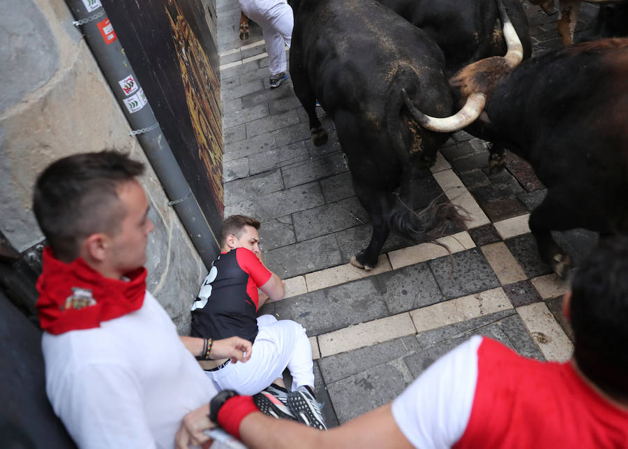 Se vivieron momentos de tensión en la curva de la Estafeta al quedar algún corredor atrapado entre la pared y los toros