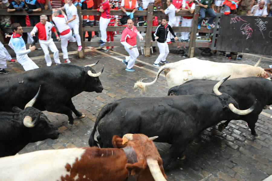 Se vivieron momentos de tensión en la curva de la Estafeta al quedar algún corredor atrapado entre la pared y los toros