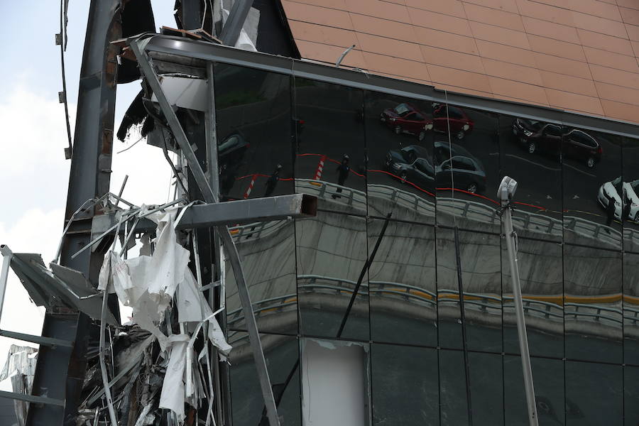 Un centro comercial recién inaugurado que se encuentra en el sur de Ciudad de México sufrió hoy un derrumbe parcial, sin que por el momento se haya informado de personas atrapadas o heridas. Decenas de usuarios de las redes sociales captaron las imágenes del derrumbe, en las que se ve cómo la fachada se desprende y los escombros caen en una zona previamente acordonada. El centro comercial, llamado Plaza Artz, se había inaugurado hace tres meses y se encuentra en el Pedregal, una acomodada zona de la ciudad. «Al momento no se reportan personas lesionadas o atrapadas en la Plaza Comercial del Pedregal por derrumbe», informó en su cuenta de Twitter el secretario de Protección Civil de la capital, Fausto Lugo. 