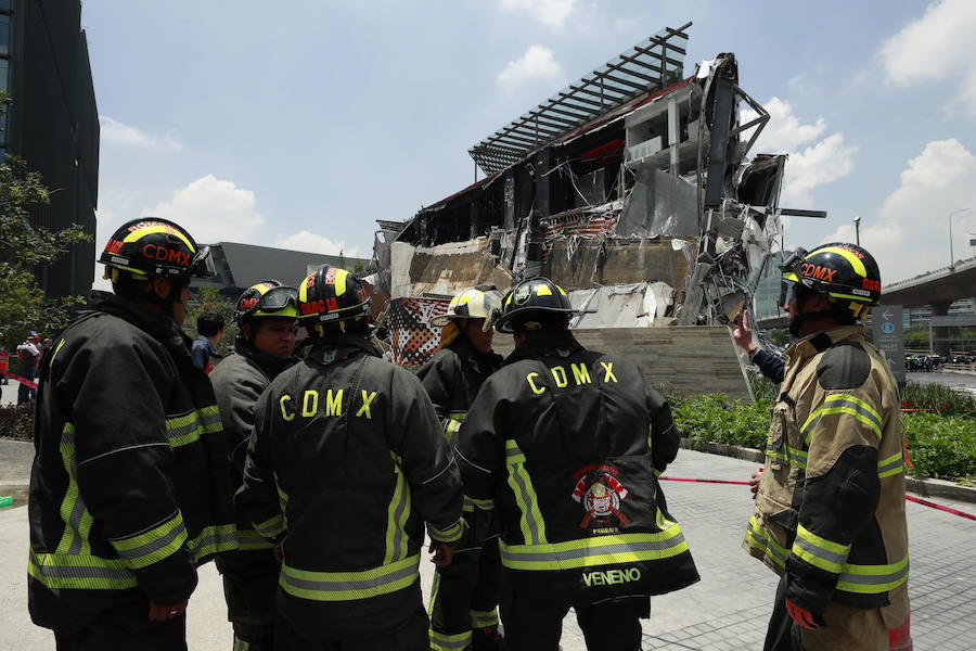 Un centro comercial recién inaugurado que se encuentra en el sur de Ciudad de México sufrió hoy un derrumbe parcial, sin que por el momento se haya informado de personas atrapadas o heridas. Decenas de usuarios de las redes sociales captaron las imágenes del derrumbe, en las que se ve cómo la fachada se desprende y los escombros caen en una zona previamente acordonada. El centro comercial, llamado Plaza Artz, se había inaugurado hace tres meses y se encuentra en el Pedregal, una acomodada zona de la ciudad. «Al momento no se reportan personas lesionadas o atrapadas en la Plaza Comercial del Pedregal por derrumbe», informó en su cuenta de Twitter el secretario de Protección Civil de la capital, Fausto Lugo. 