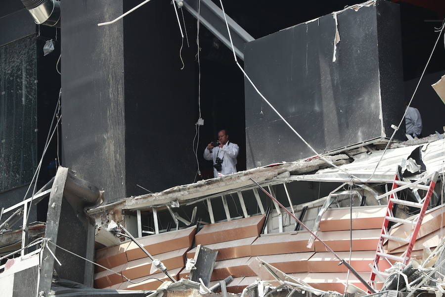 Un centro comercial recién inaugurado que se encuentra en el sur de Ciudad de México sufrió hoy un derrumbe parcial, sin que por el momento se haya informado de personas atrapadas o heridas. Decenas de usuarios de las redes sociales captaron las imágenes del derrumbe, en las que se ve cómo la fachada se desprende y los escombros caen en una zona previamente acordonada. El centro comercial, llamado Plaza Artz, se había inaugurado hace tres meses y se encuentra en el Pedregal, una acomodada zona de la ciudad. «Al momento no se reportan personas lesionadas o atrapadas en la Plaza Comercial del Pedregal por derrumbe», informó en su cuenta de Twitter el secretario de Protección Civil de la capital, Fausto Lugo. 