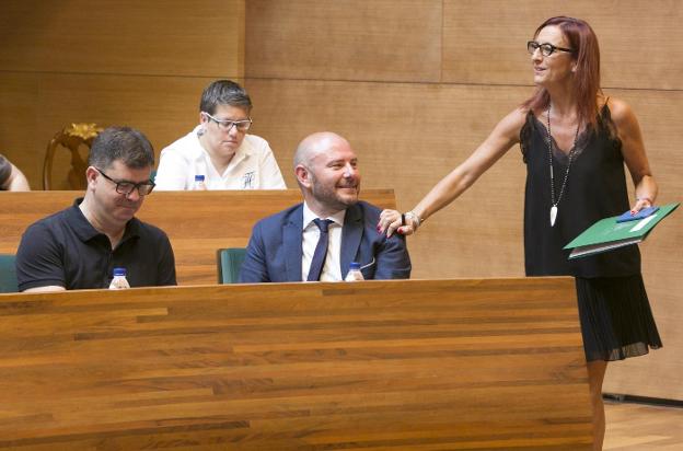 Maria Josep Amigó saluda a Toni Gaspar en el pleno de la Diputación de ayer. 