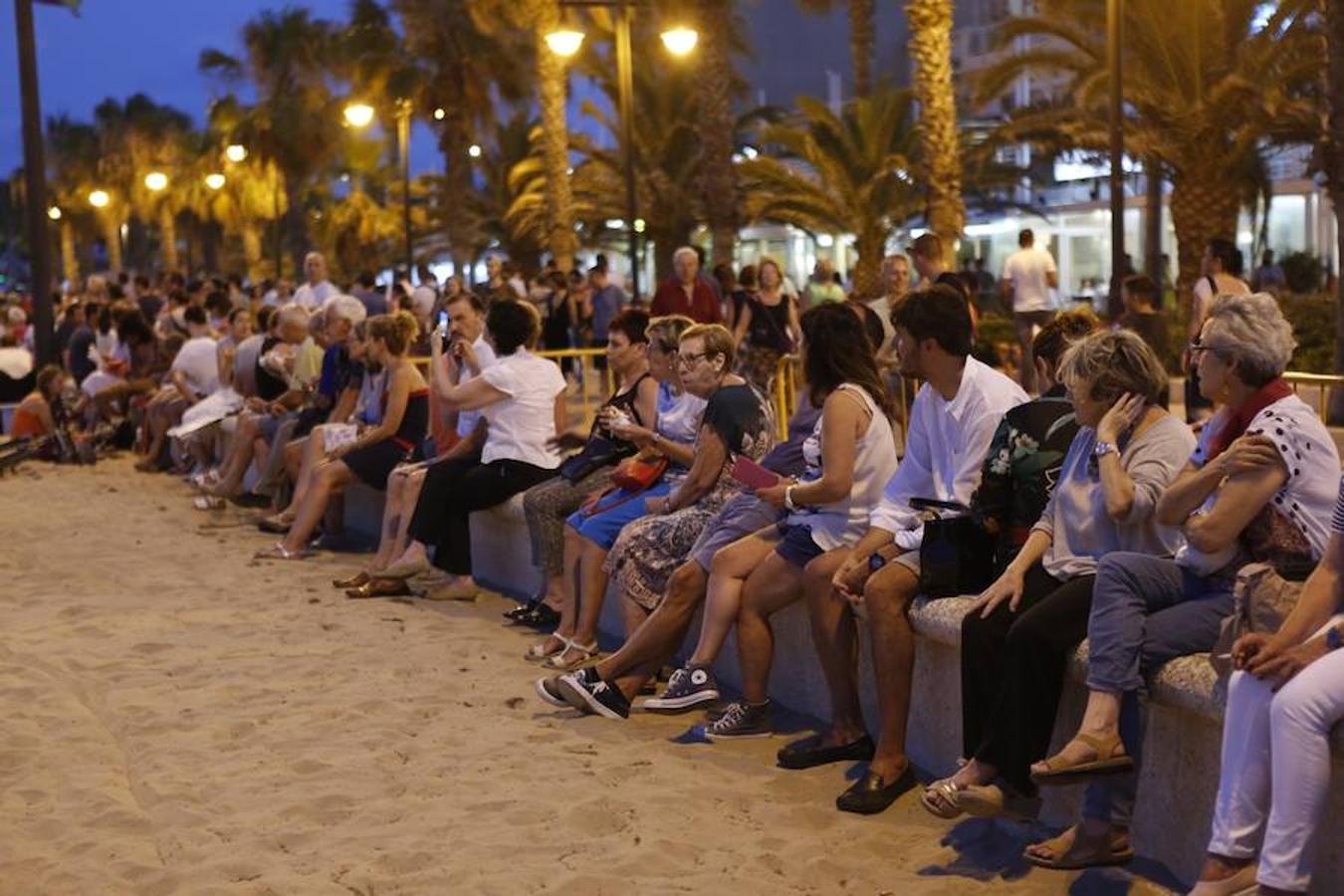 La Orquesta de Valencia hace historia junto al mar. Por primera vez, cierra la temporada en la playa de Las Arenas en un espectáculo para más de 1.000 personas. Un escenario de 300 metros y una cúpula transparente sirve de foco de atracción para el numeroso público congregado en la noche de este viernes en la playa. El concierto se ha bautizado con el nombre de 'Música i Aigua amb l'Orquesta de València'.