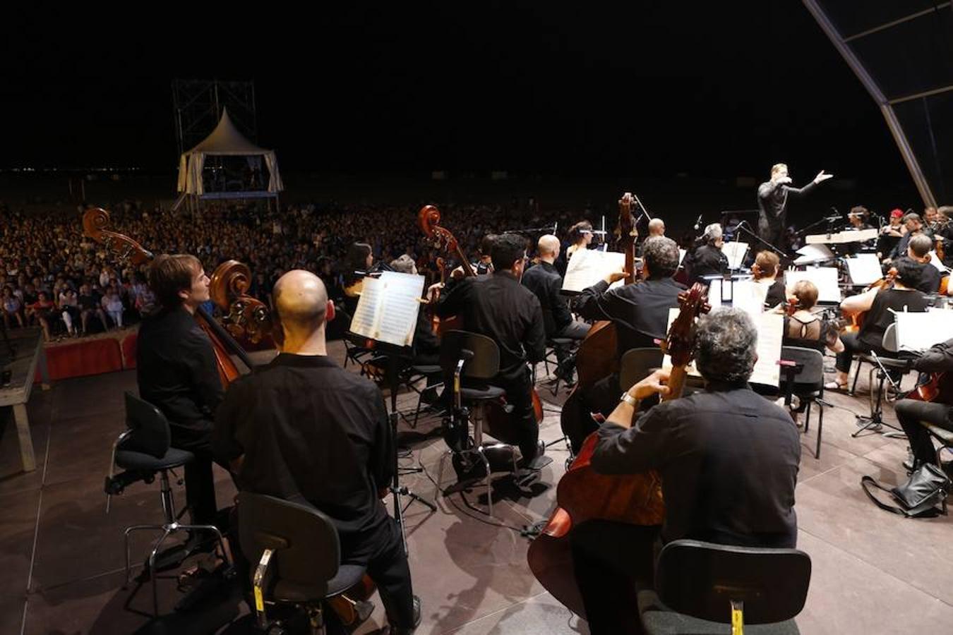 La Orquesta de Valencia hace historia junto al mar. Por primera vez, cierra la temporada en la playa de Las Arenas en un espectáculo para más de 1.000 personas. Un escenario de 300 metros y una cúpula transparente sirve de foco de atracción para el numeroso público congregado en la noche de este viernes en la playa. El concierto se ha bautizado con el nombre de 'Música i Aigua amb l'Orquesta de València'.