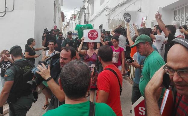 La gente ha salido a la calle para paralizar el desahucio en Oliva. 