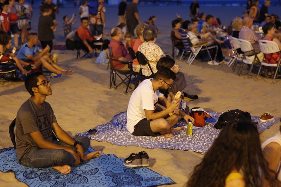 La Orquesta de Valencia hace historia junto al mar. Por primera vez, cierra la temporada en la playa de Las Arenas en un espectáculo para más de 1.000 personas. Un escenario de 300 metros y una cúpula transparente sirve de foco de atracción para el numeroso público congregado en la noche de este viernes en la playa. El concierto se ha bautizado con el nombre de 'Música i Aigua amb l'Orquesta de València'.