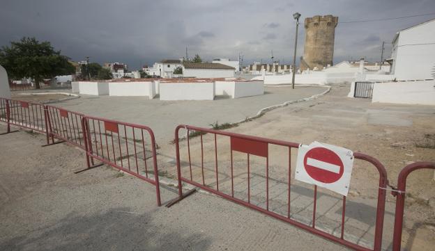 Acceso restringido a la zona de la torre moruna donde rodará Pedro Almodóvar. 