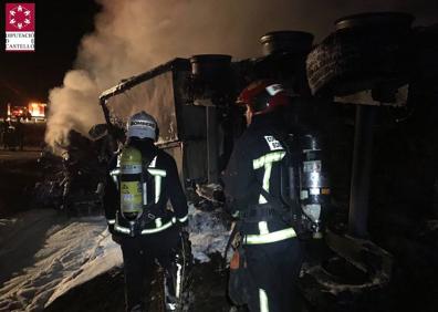 Imagen secundaria 1 - Los bomberos apagan el fuego del camión. 