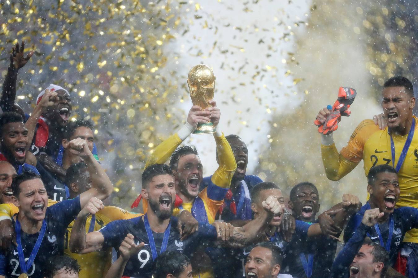 La selección francesa celebra su segunda estrella en la camiseta tras derrotar en la final a Croacia (4-2).