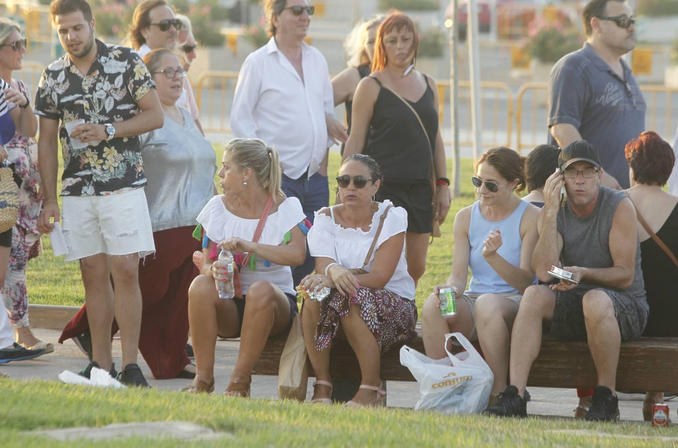 Uno de los cantantes latinos más populares actuó ayer en la Marina Sur. El músico recala en Valencia con la gira 'México por siempre', que toma el nombre de su disco publicado en 2017. El artista se hizo de rogar al dar inicio al bolo con retraso, algo que no sentó demasiado bien al público.