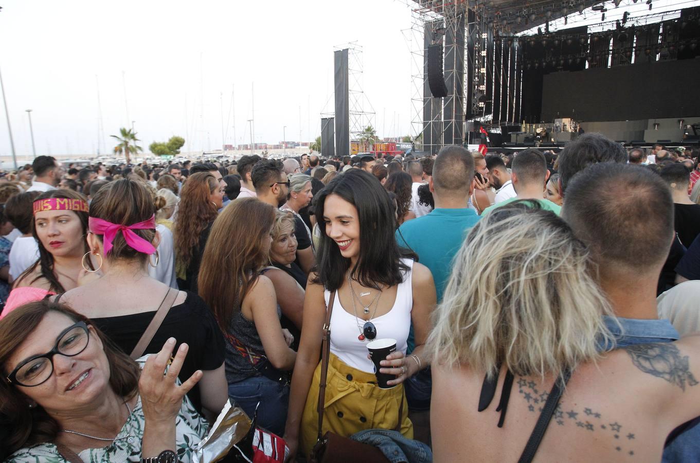 Uno de los cantantes latinos más populares actuó ayer en la Marina Sur. El músico recala en Valencia con la gira 'México por siempre', que toma el nombre de su disco publicado en 2017. El artista se hizo de rogar al dar inicio al bolo con retraso, algo que no sentó demasiado bien al público.