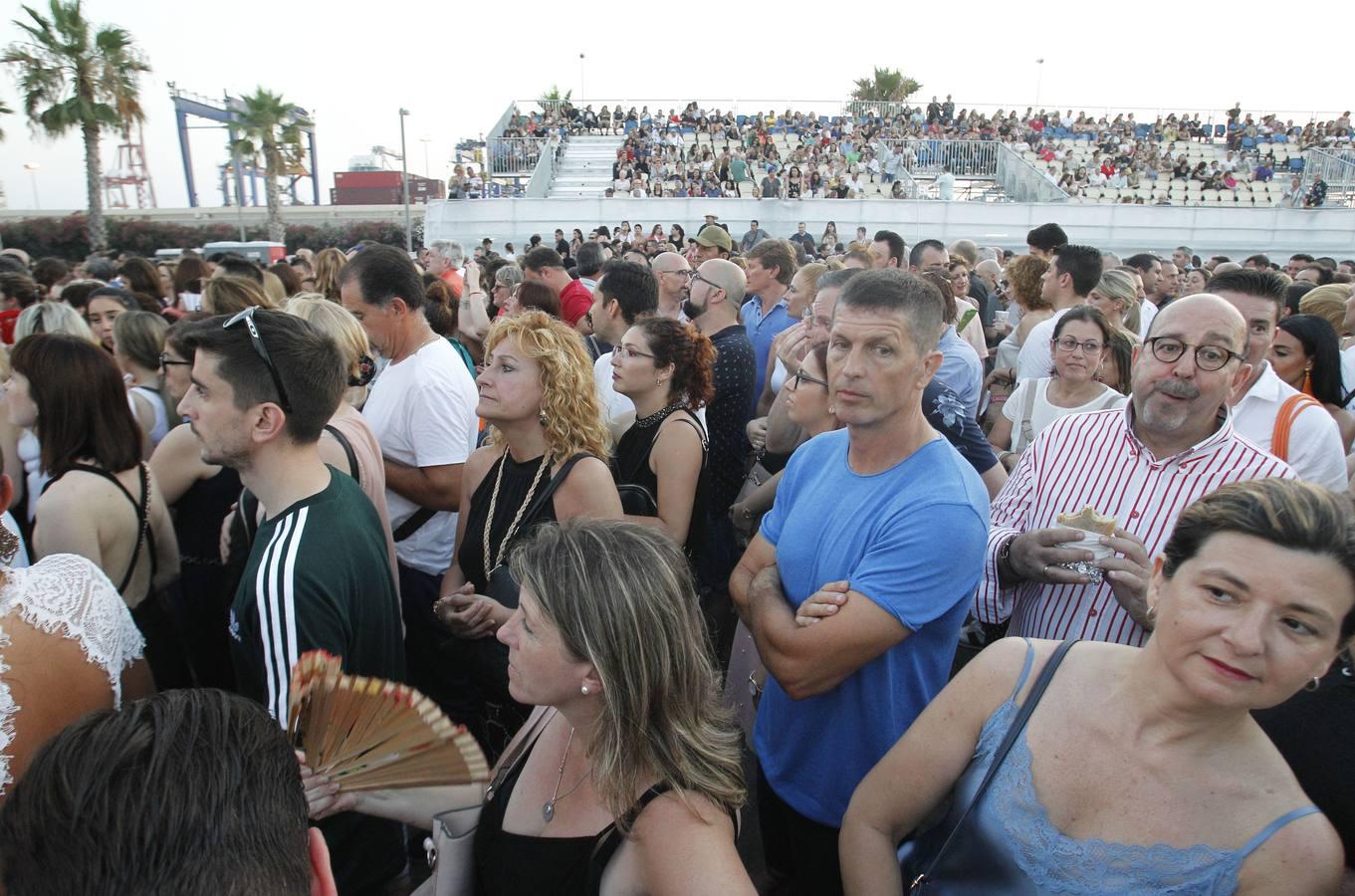 Uno de los cantantes latinos más populares actuó ayer en la Marina Sur. El músico recala en Valencia con la gira 'México por siempre', que toma el nombre de su disco publicado en 2017. El artista se hizo de rogar al dar inicio al bolo con retraso, algo que no sentó demasiado bien al público.