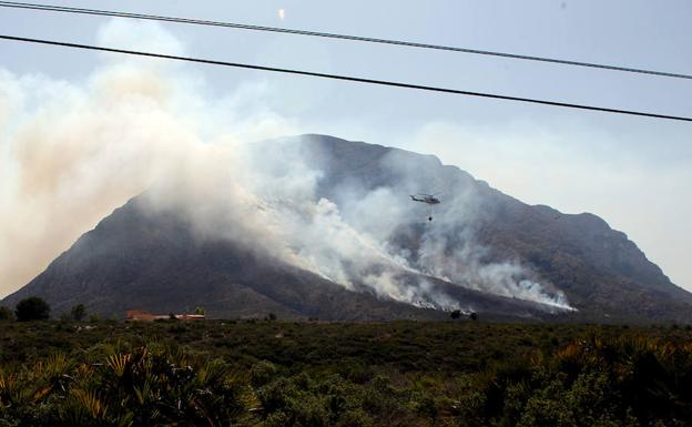 Imagen. El fuego en el Montgó declarado el pasado fin de semana. 