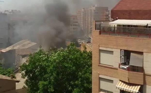 Un incendio en la avenida de la Constitución sobresalta a los vecinos