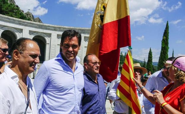 El bisnieto de Franco Luis Alfonso de Borbón, durante la concentración.