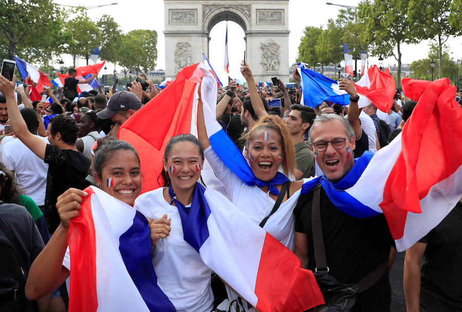 Los franceses se han echado a las calles de París apra celebrar el Mundial que ha ganado su selección en rusia.