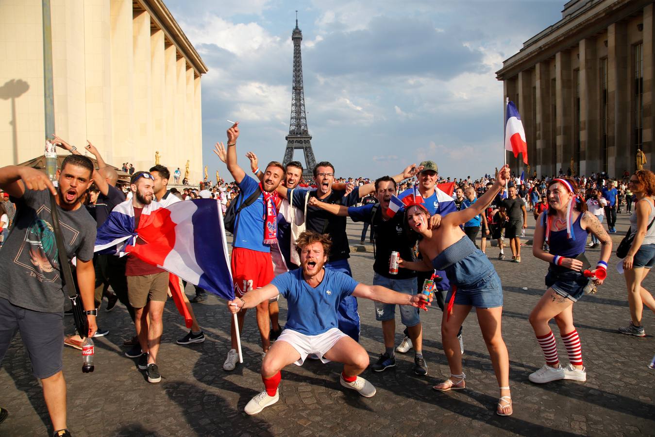 Los franceses se han echado a las calles de París apra celebrar el Mundial que ha ganado su selección en rusia.