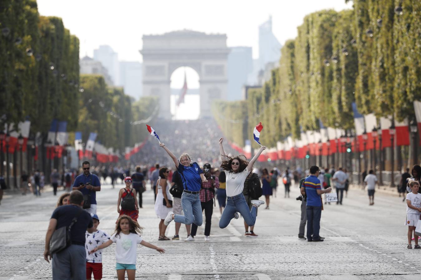 Los franceses se han echado a las calles de París apra celebrar el Mundial que ha ganado su selección en rusia.