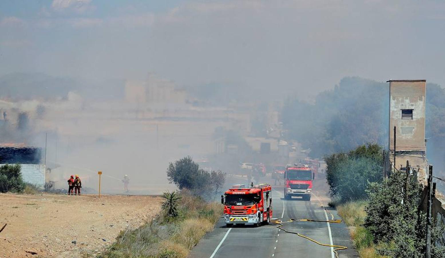 El viento de poniente y las altas temperaturas en Valencia han vuelto a activar el incendio que afectó el pasado 2 de julio a una planta de reciclaje en Silla. Una treintena de bomberos y un medio aéreo se encuentran en la zona extinguiendo el fuego