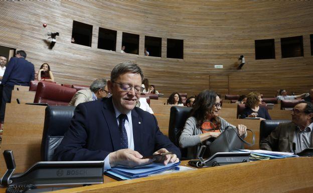 Ximo Puig y Mónica Oltra, en Les Corts.