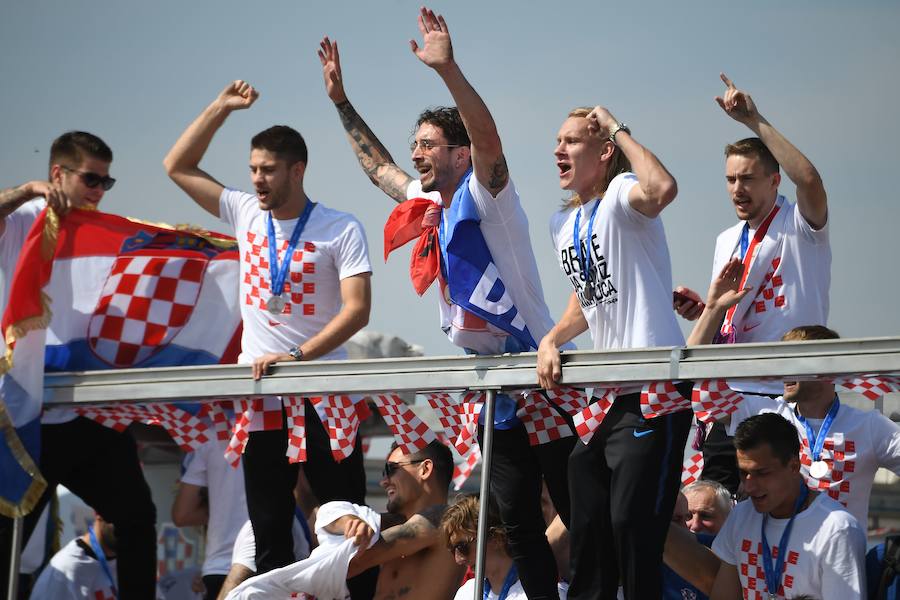 Miles de personas aclaman en Zagreb a los integrantes de la selección croata, subcampeona en el Mundial Rusia. 