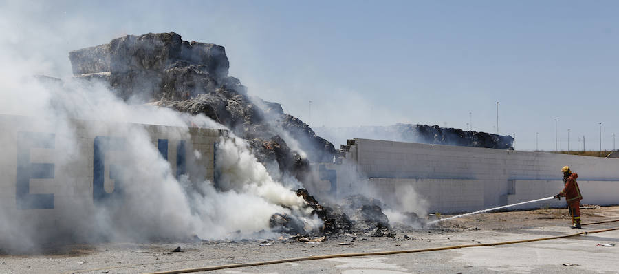 El viento de poniente y las altas temperaturas en Valencia han vuelto a activar el incendio que afectó el pasado 2 de julio a una planta de reciclaje en Silla. Una treintena de bomberos y un medio aéreo se encuentran en la zona extinguiendo el fuego