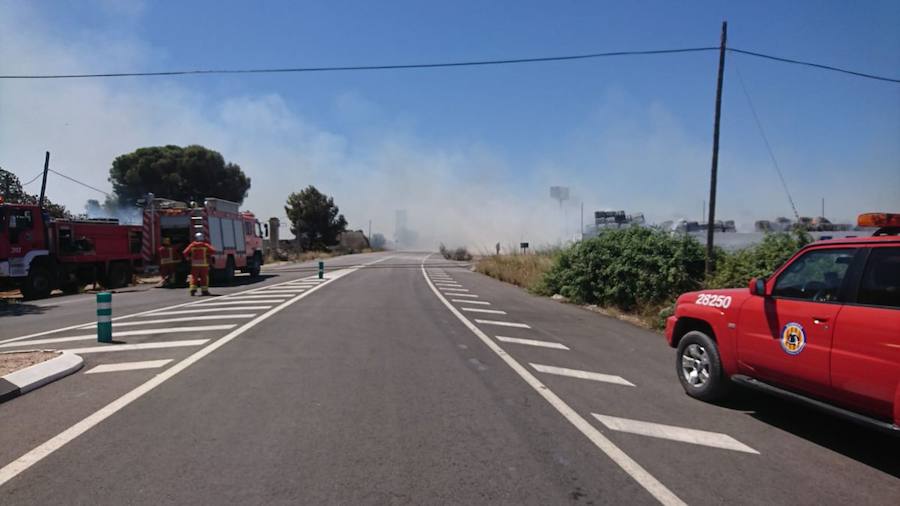 El viento de poniente y las altas temperaturas en Valencia han vuelto a activar el incendio que afectó el pasado 2 de julio a una planta de reciclaje en Silla. Una treintena de bomberos y un medio aéreo se encuentran en la zona extinguiendo el fuego