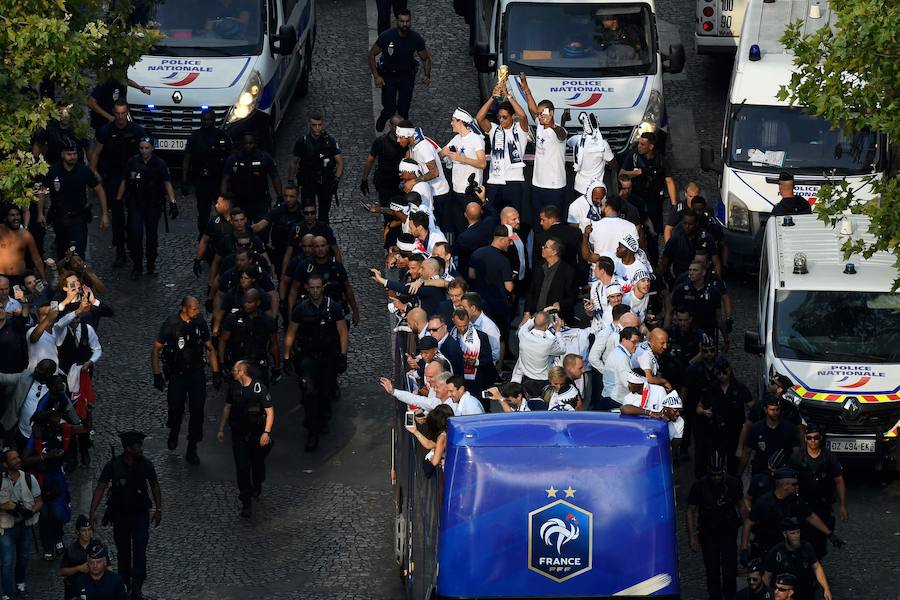 Los 'bleus' entregaron la Copa del Mundo a la afición y celebraron su victoria por las calles de París y en el Palacio del Elíseo con el presidente Emmanuel Macron