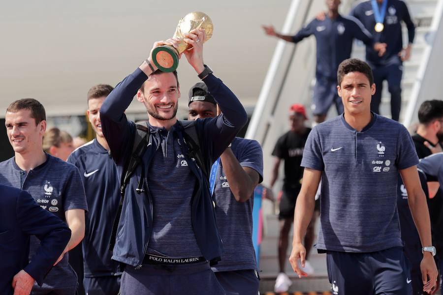 Los 'bleus' entregaron la Copa del Mundo a la afición y celebraron su victoria por las calles de París y en el Palacio del Elíseo con el presidente Emmanuel Macron