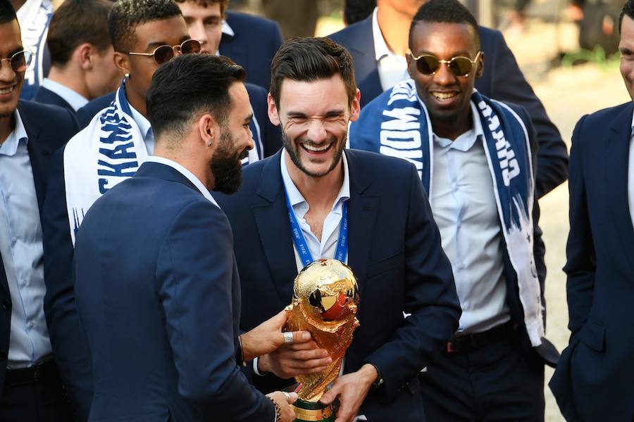 Los 'bleus' entregaron la Copa del Mundo a la afición y celebraron su victoria por las calles de París y en el Palacio del Elíseo con el presidente Emmanuel Macron