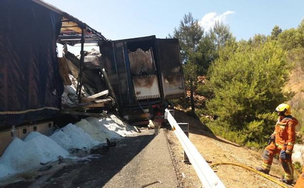 Un choque entre camiones causa un incendio y corta la A-3 casi cuatro horas